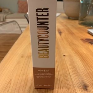 Beautycounter dewskin moisturizer, medium tint